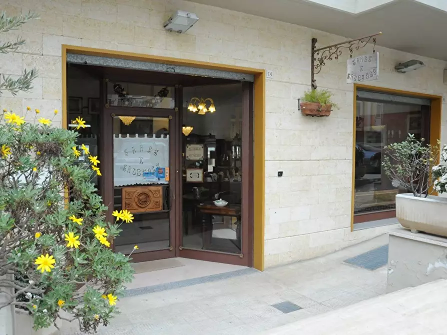 Immagine 1 di Locale commerciale in vendita  in via dei gelsomini a Canosa Di Puglia