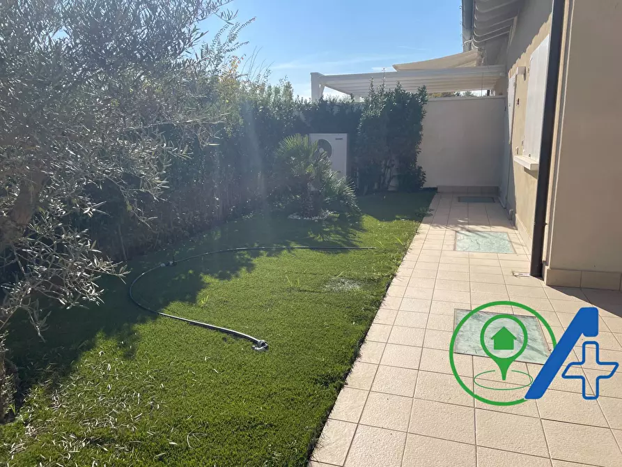 Immagine 4 di Villa in vendita  a Desenzano Del Garda