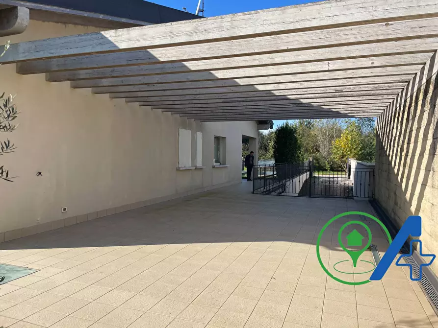 Immagine 6 di Villa in vendita  a Desenzano Del Garda