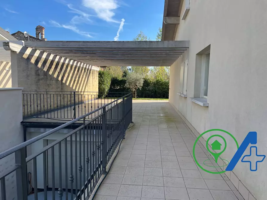 Immagine 2 di Villa in vendita  a Desenzano Del Garda