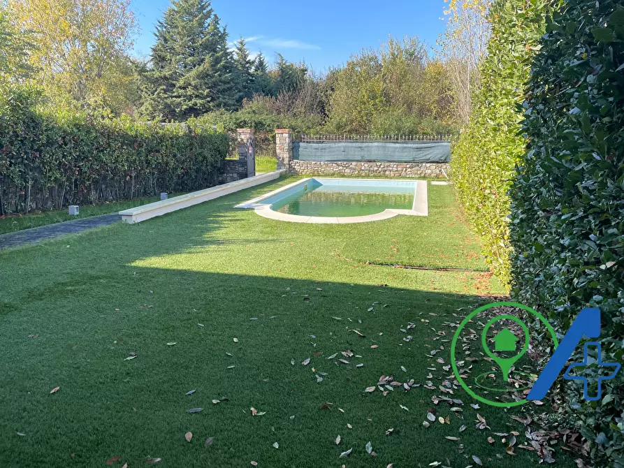 Immagine 1 di Villa in vendita  a Desenzano Del Garda