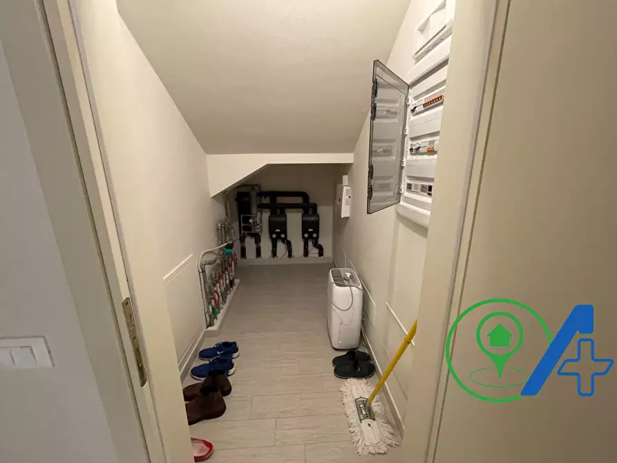 Immagine 25 di Villa in vendita  a Desenzano Del Garda