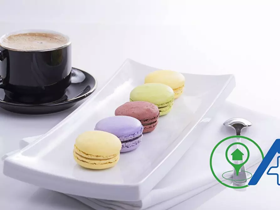 Immagine 2 di Attività commerciale in vendita  a Desenzano Del Garda