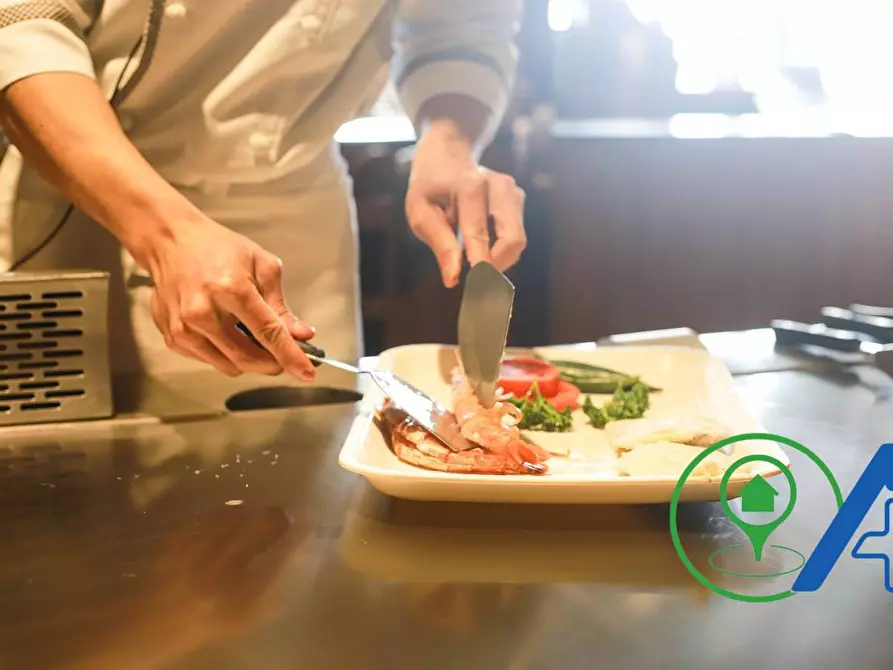 Immagine 7 di Attività commerciale in vendita  a Gardone Riviera