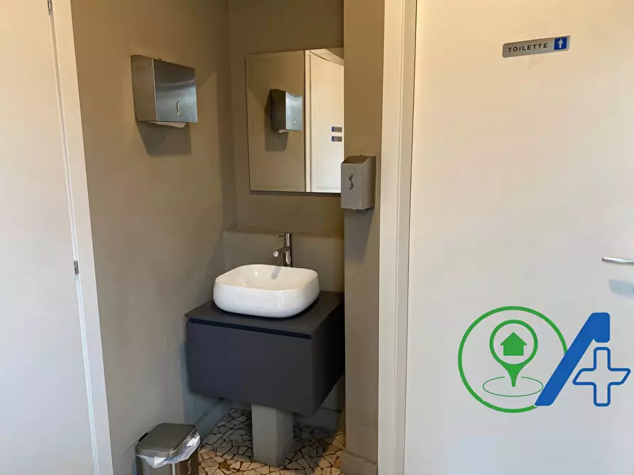 Immagine 25 di Attività commerciale in vendita  a Brescia