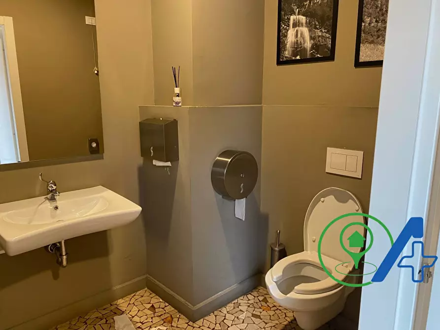 Immagine 26 di Attività commerciale in vendita  a Brescia