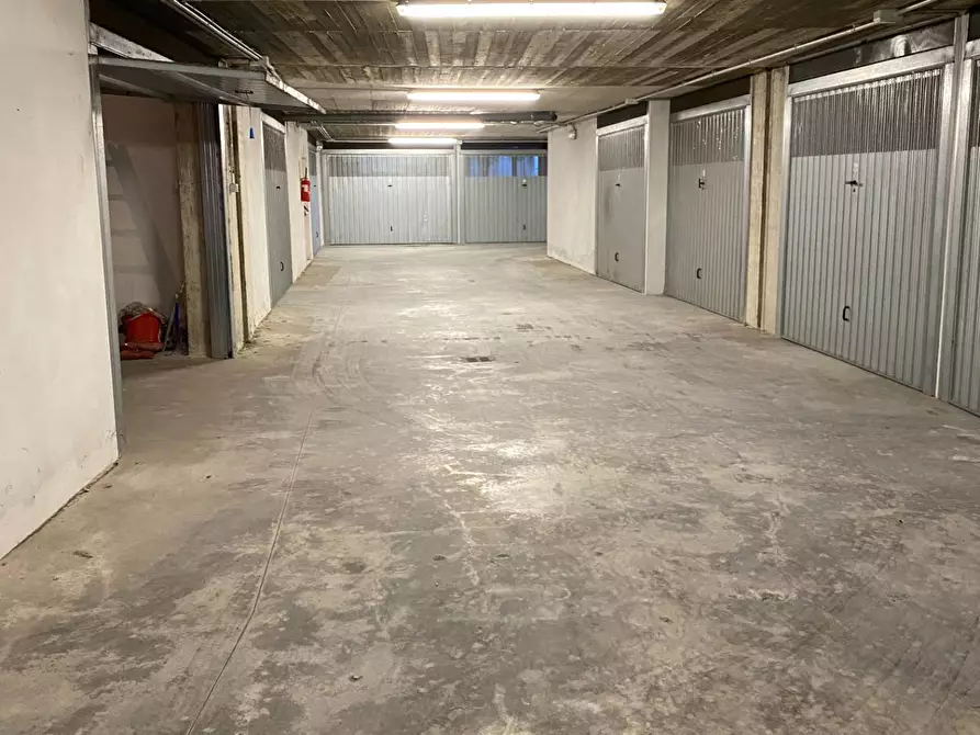 Immagine 3 di Box auto in vendita  in Viale Europa a Magliano Di Tenna