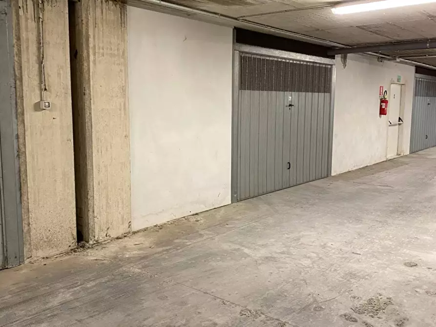 Immagine 5 di Box auto in vendita  in Viale Europa a Magliano Di Tenna