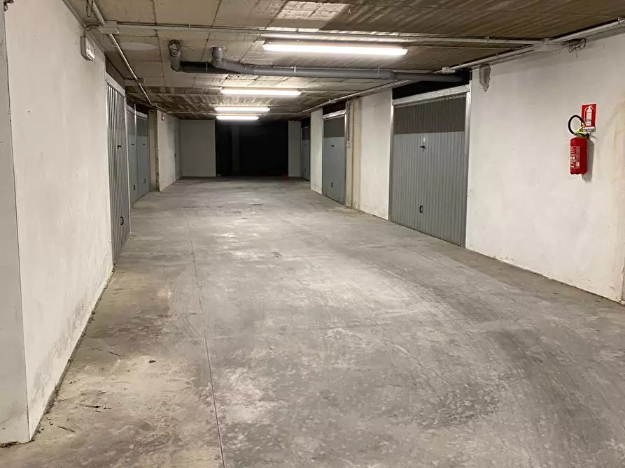 Immagine 4 di Box auto in vendita  in Viale Europa a Magliano Di Tenna