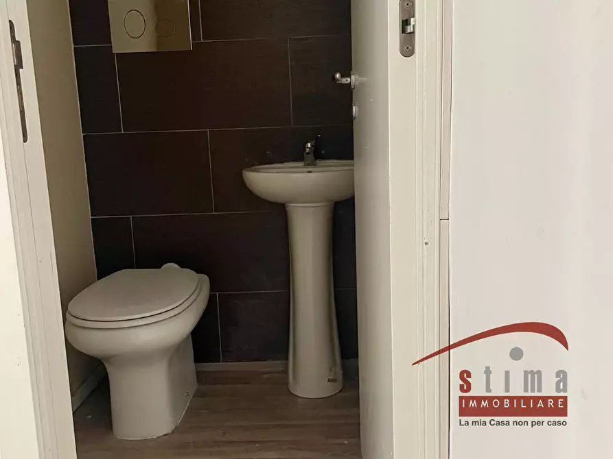 Immagine 9 di Locale commerciale in affitto  in via tevere a Siracusa