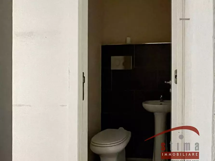 Immagine 8 di Locale commerciale in affitto  in via tevere a Siracusa