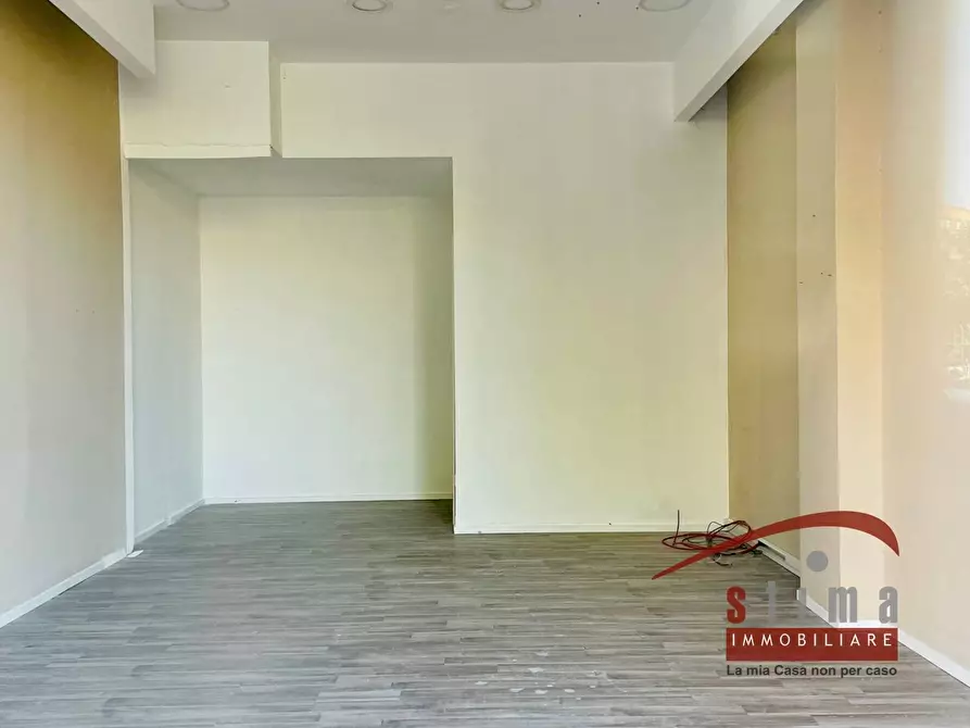 Immagine 12 di Locale commerciale in affitto  in via tevere a Siracusa