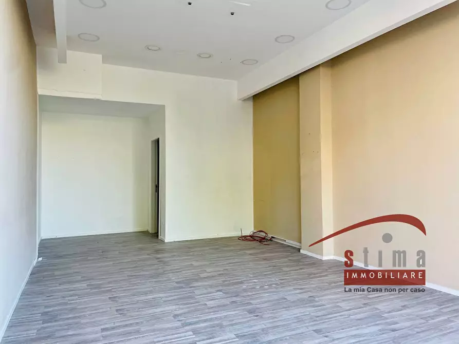 Immagine 13 di Locale commerciale in affitto  in via tevere a Siracusa