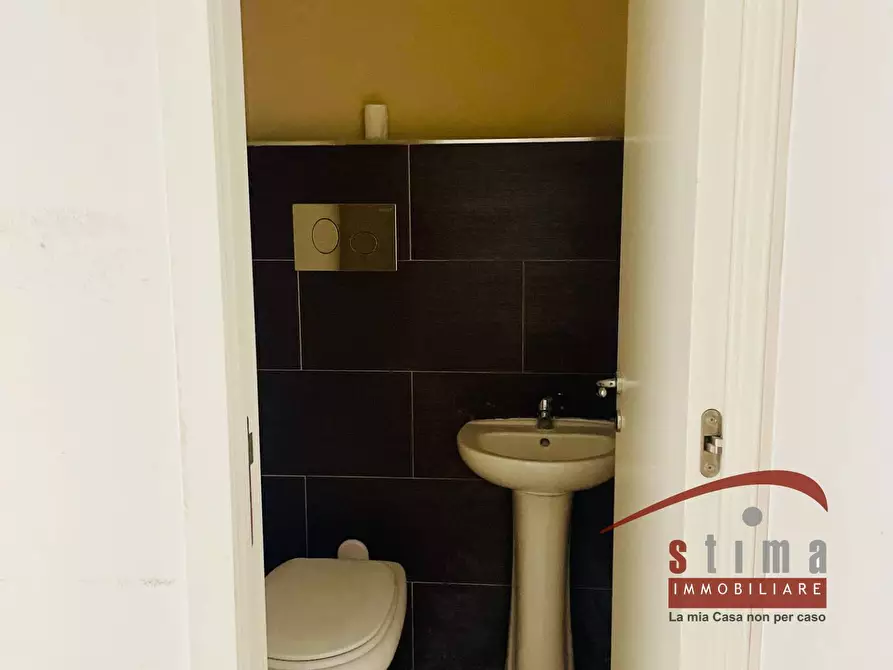 Immagine 15 di Locale commerciale in affitto  in via tevere a Siracusa