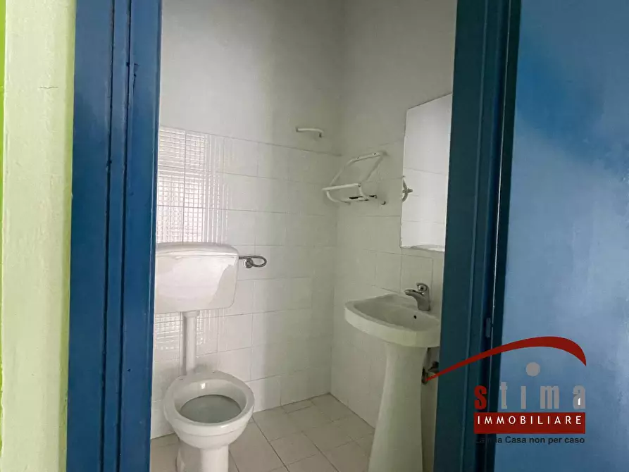 Immagine 21 di Locale commerciale in affitto  in via polibio a Siracusa