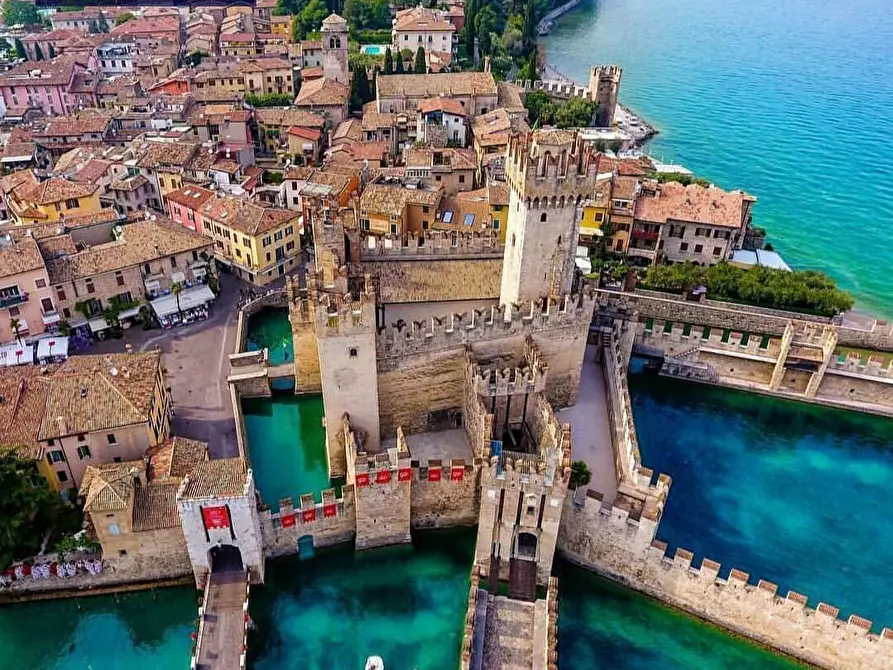 Immagine 20 di Appartamento in vendita  in fratelli Cairoli a Sirmione