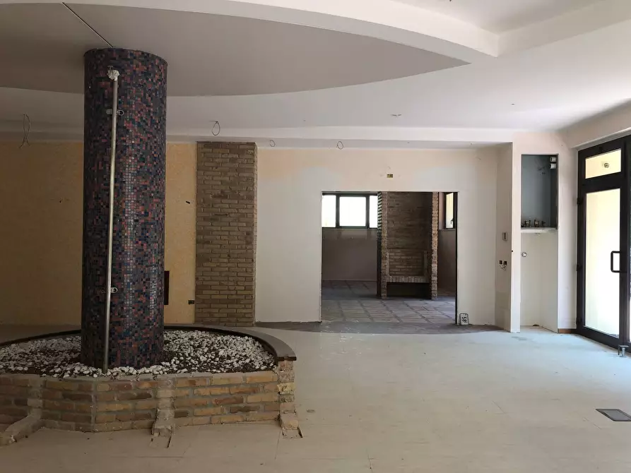 Immagine 11 di Locale commerciale in vendita  in Via Roma a Silvi