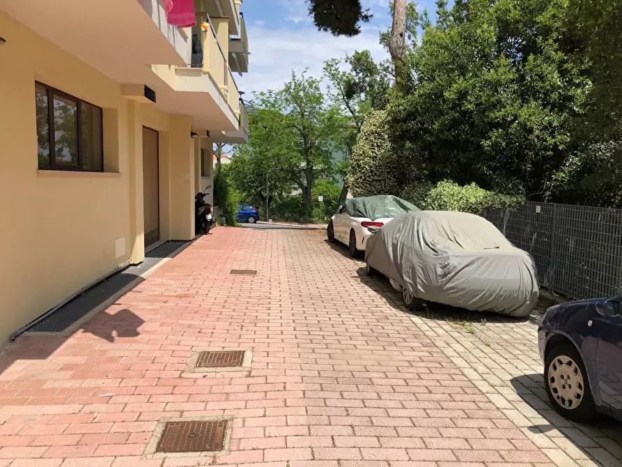 Immagine 9 di Locale commerciale in vendita  in Via Roma a Silvi