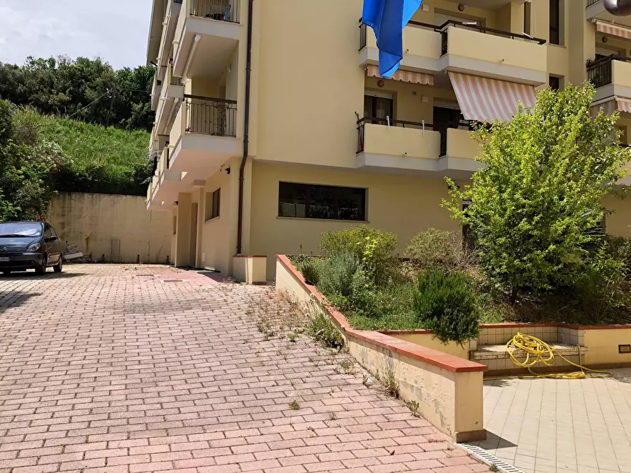 Immagine 4 di Locale commerciale in vendita  in Via Roma a Silvi