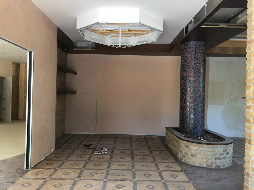 Immagine 17 di Locale commerciale in vendita  in Via Roma a Silvi