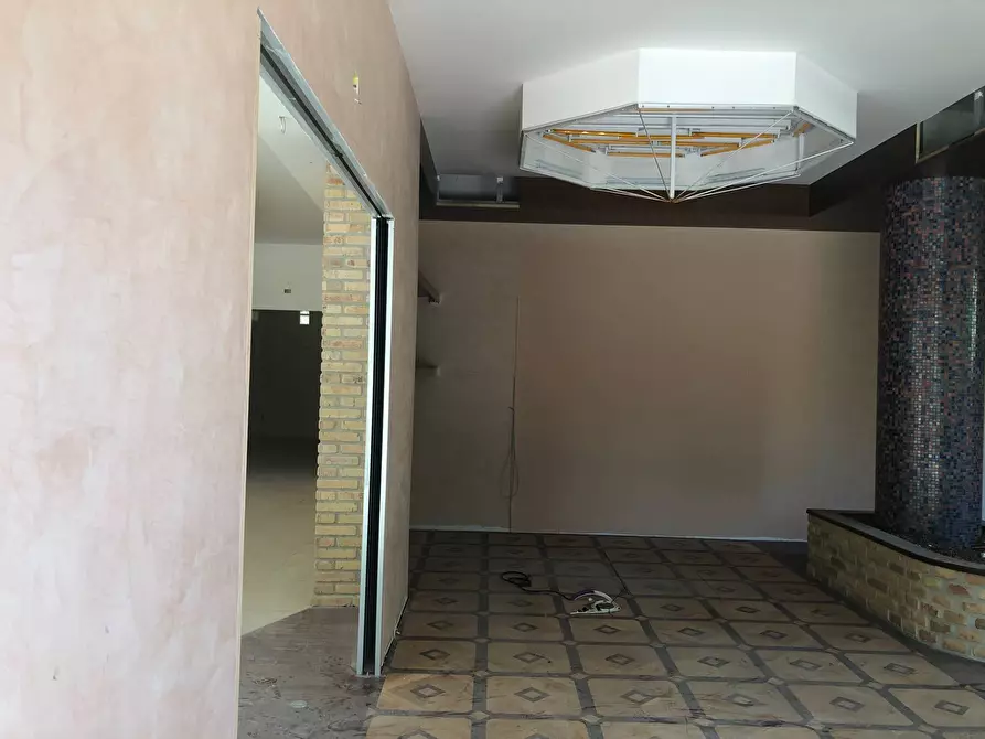 Immagine 18 di Locale commerciale in vendita  in Via Roma a Silvi