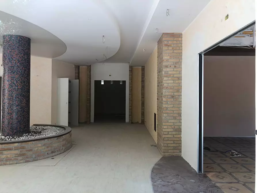 Immagine 15 di Locale commerciale in vendita  in Via Roma a Silvi