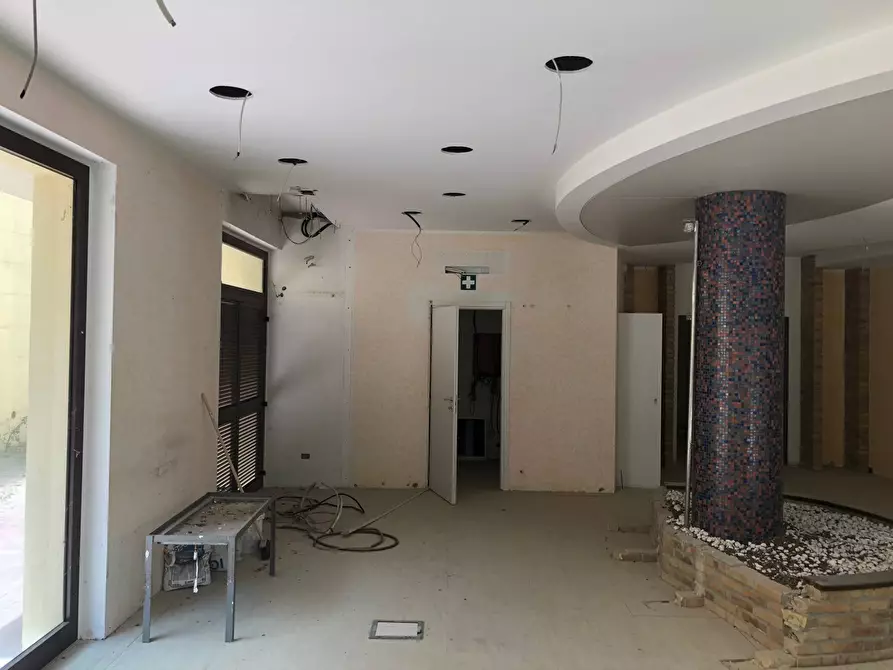 Immagine 14 di Locale commerciale in vendita  in Via Roma a Silvi