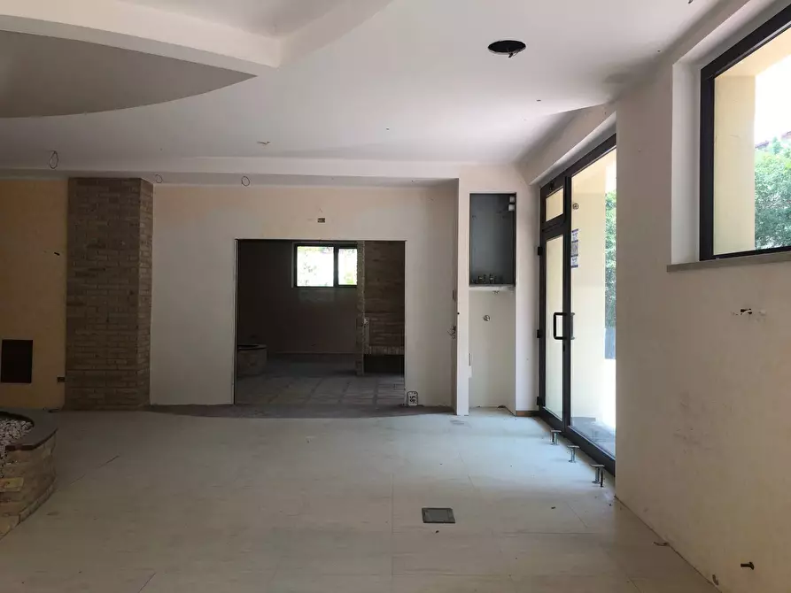 Immagine 12 di Locale commerciale in vendita  in Via Roma a Silvi