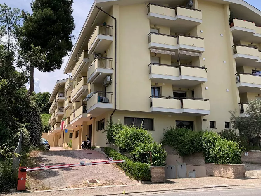 Immagine 2 di Locale commerciale in vendita  in Via Roma a Silvi