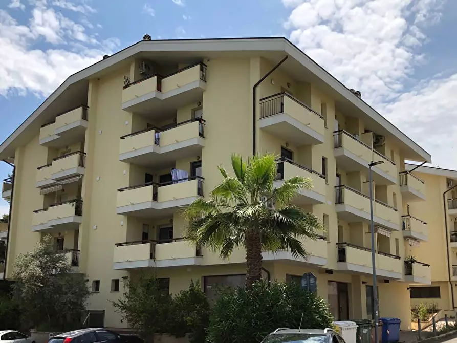 Immagine 1 di Locale commerciale in vendita  in Via Roma a Silvi