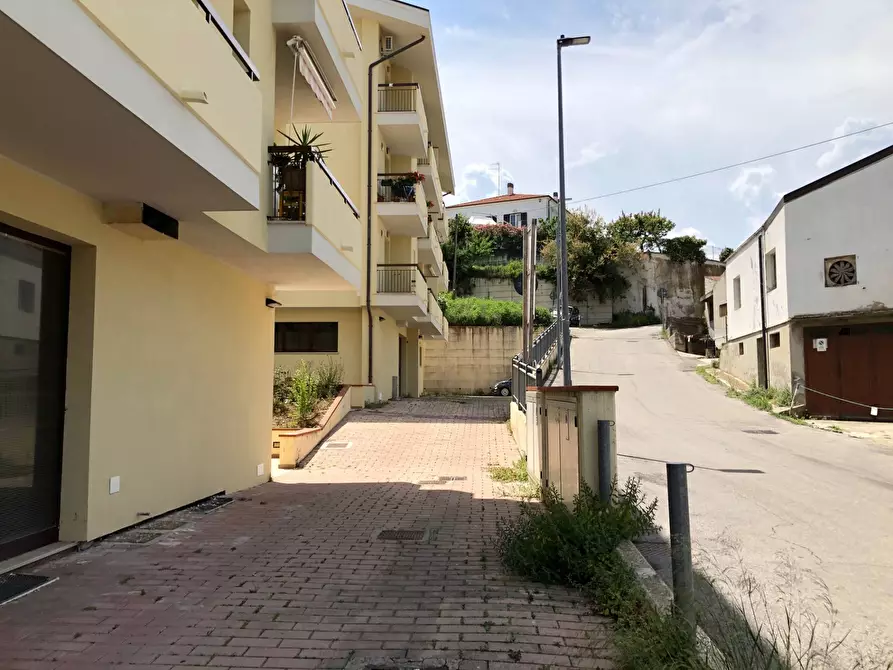 Immagine 5 di Locale commerciale in vendita  in Via Roma a Silvi