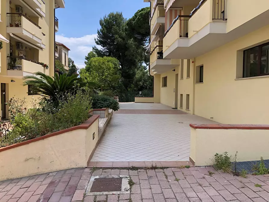 Immagine 6 di Locale commerciale in vendita  in Via Roma a Silvi