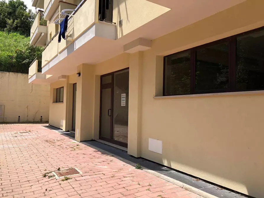 Immagine 8 di Locale commerciale in vendita  in Via Roma a Silvi