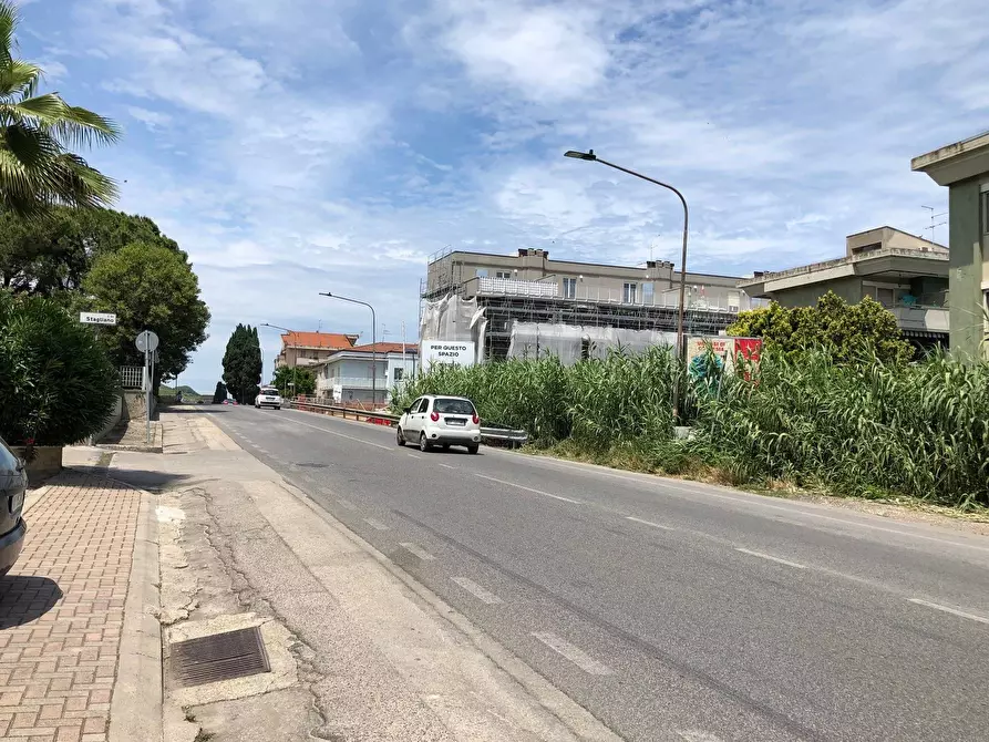 Immagine 21 di Locale commerciale in vendita  in Via Roma a Silvi