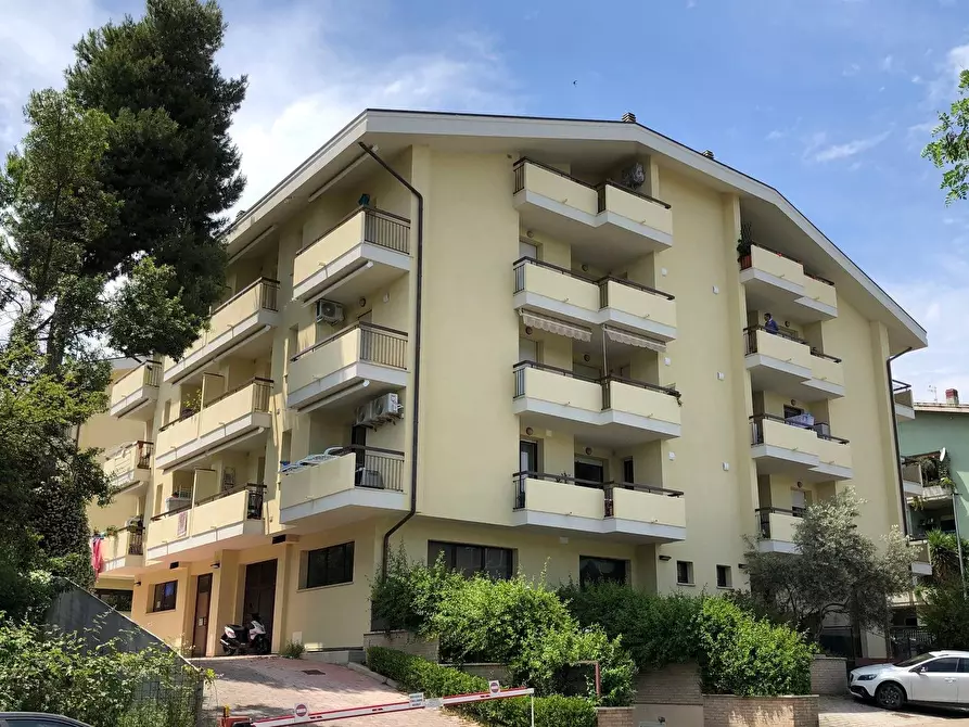 Immagine 3 di Locale commerciale in vendita  in Via Roma a Silvi