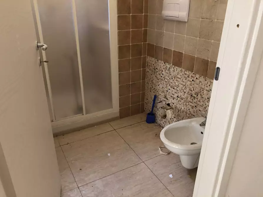 Immagine 20 di Locale commerciale in vendita  in Via Roma a Silvi