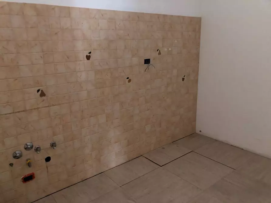 Immagine 19 di Locale commerciale in vendita  in Via Roma a Silvi