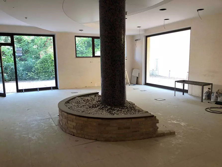 Immagine 13 di Locale commerciale in vendita  in Via Roma a Silvi