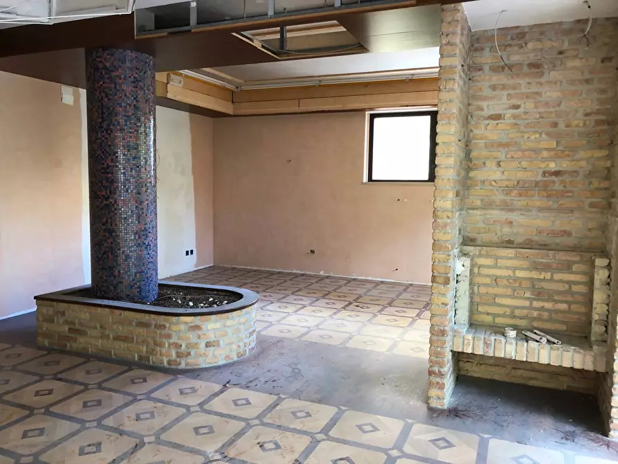 Immagine 16 di Locale commerciale in vendita  in Via Roma a Silvi