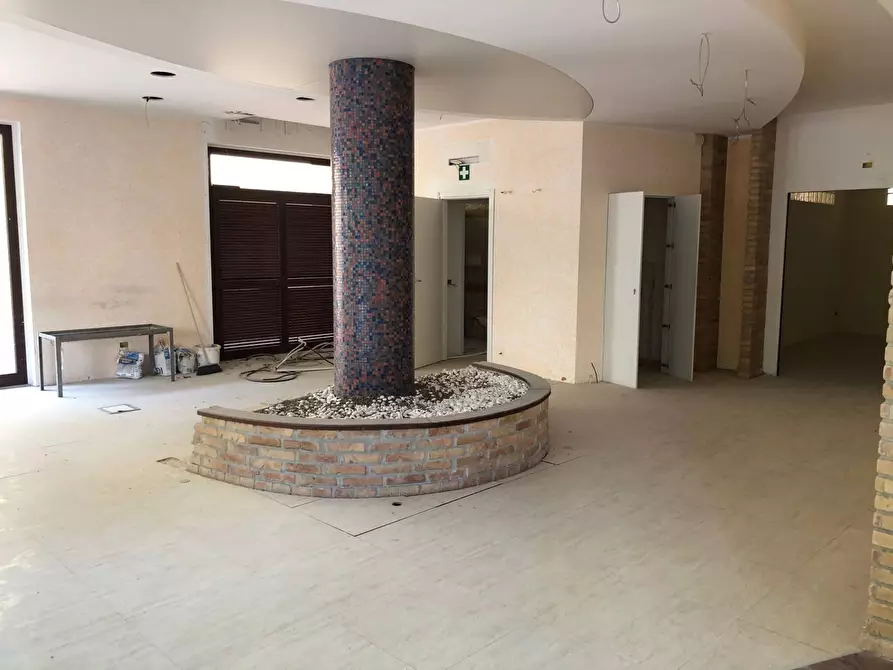 Immagine 10 di Locale commerciale in vendita  in Via Roma a Silvi