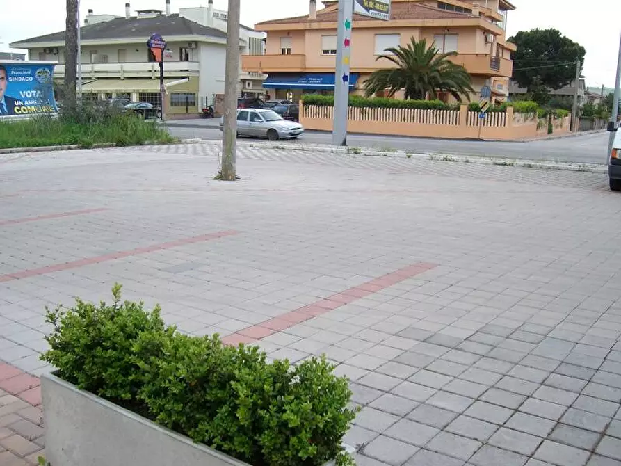 Immagine 11 di Locale commerciale in vendita  in Via Nazionale per Teramo a Giulianova