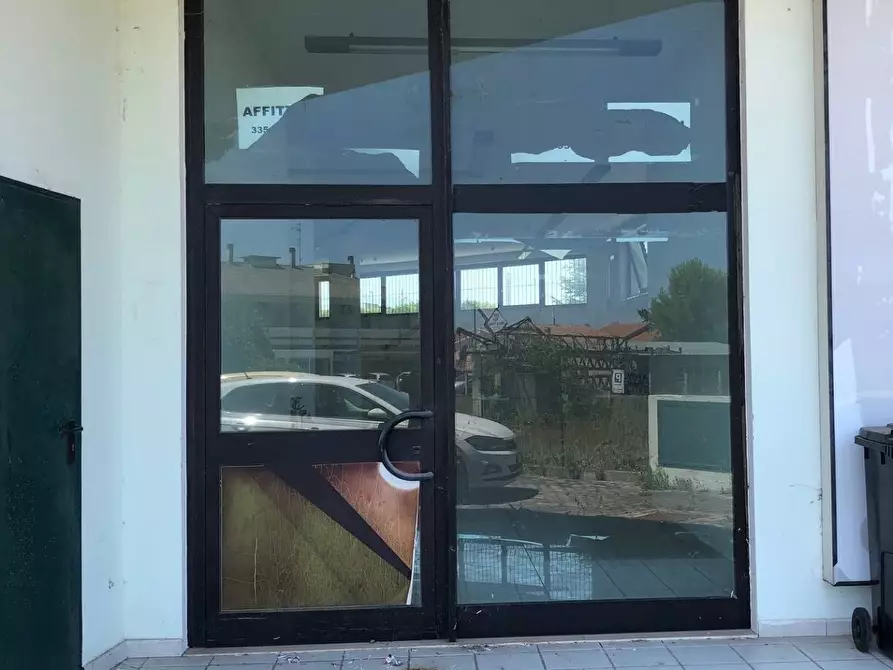 Immagine 4 di Locale commerciale in vendita  in Via Nazionale per Teramo a Giulianova