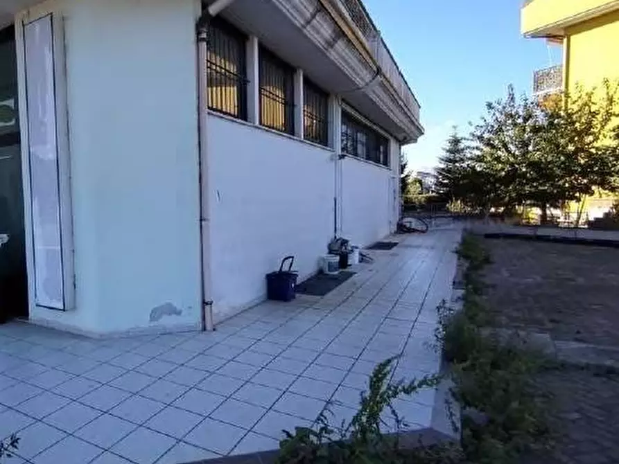 Immagine 5 di Locale commerciale in vendita  in Via Nazionale per Teramo a Giulianova
