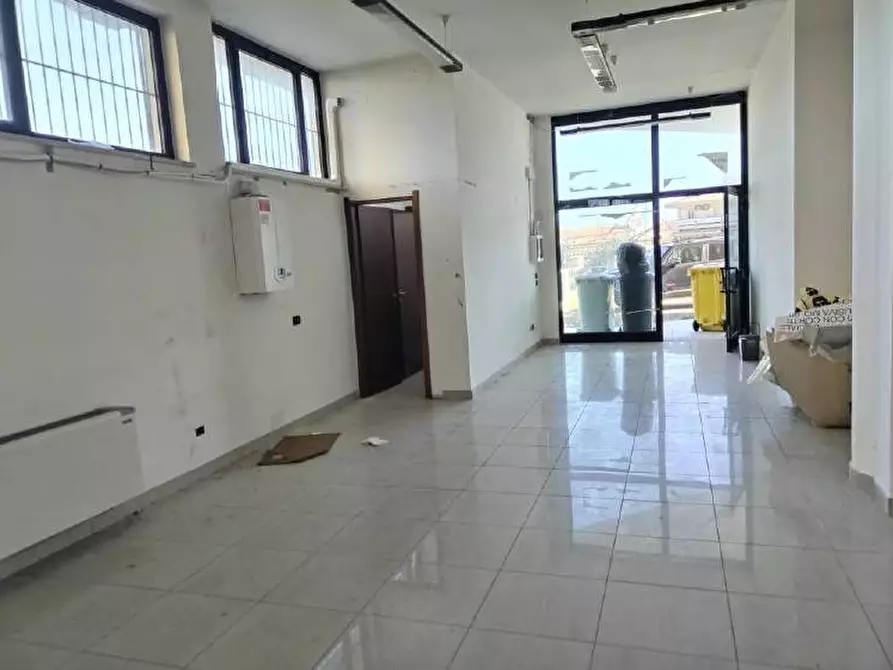 Immagine 7 di Locale commerciale in vendita  in Via Nazionale per Teramo a Giulianova