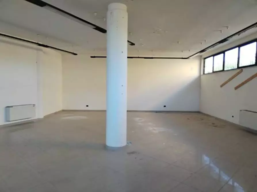 Immagine 9 di Locale commerciale in vendita  in Via Nazionale per Teramo a Giulianova