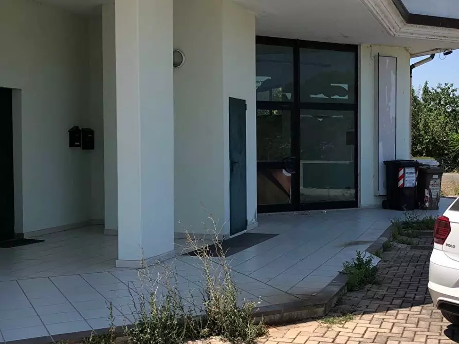 Immagine 3 di Locale commerciale in vendita  in Via Nazionale per Teramo a Giulianova