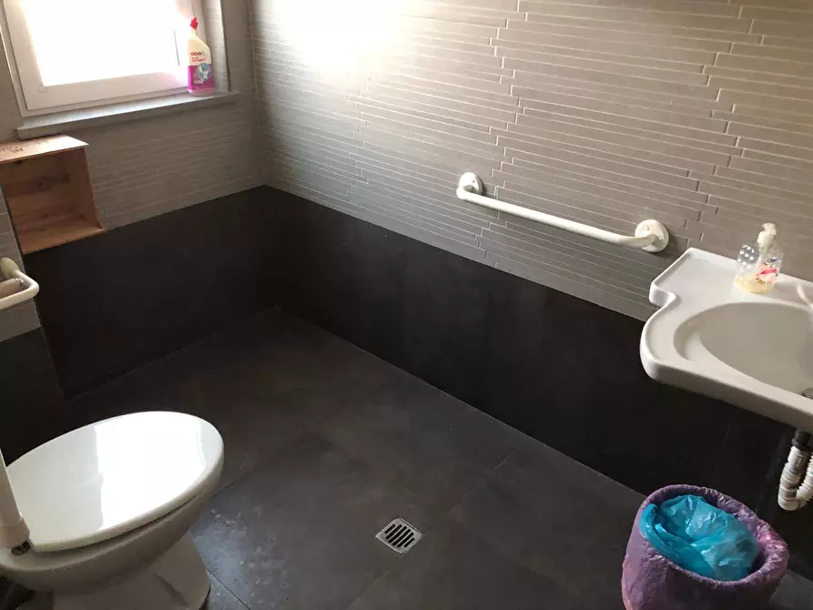 Immagine 22 di Locale commerciale in vendita  in Via Masci a Roseto Degli Abruzzi