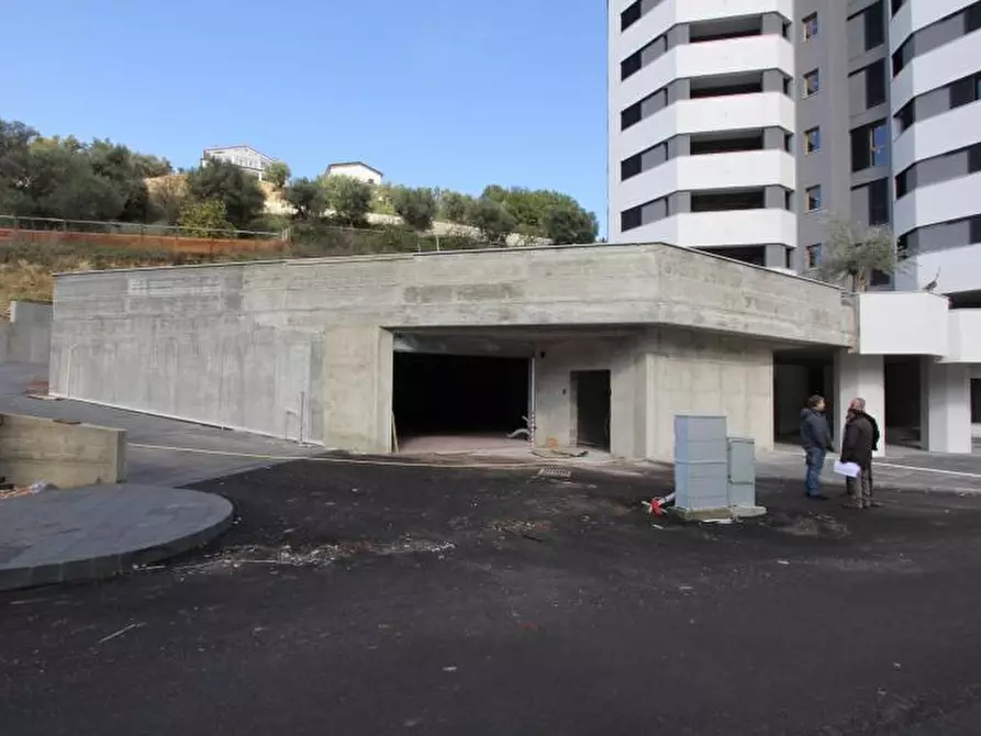 Immagine 14 di Locale commerciale in affitto  in VIA PASQUALE ROSSI a Cosenza