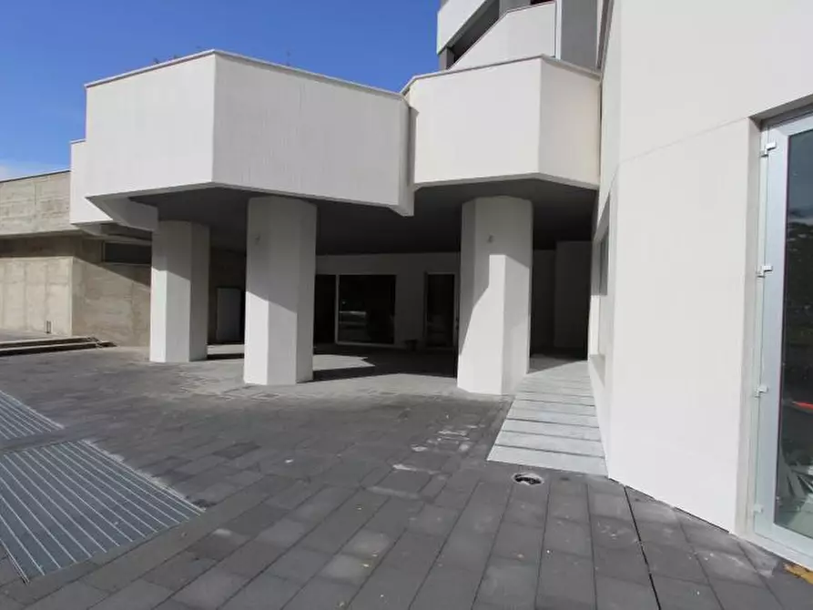 Immagine 7 di Locale commerciale in affitto  in VIA PASQUALE ROSSI a Cosenza