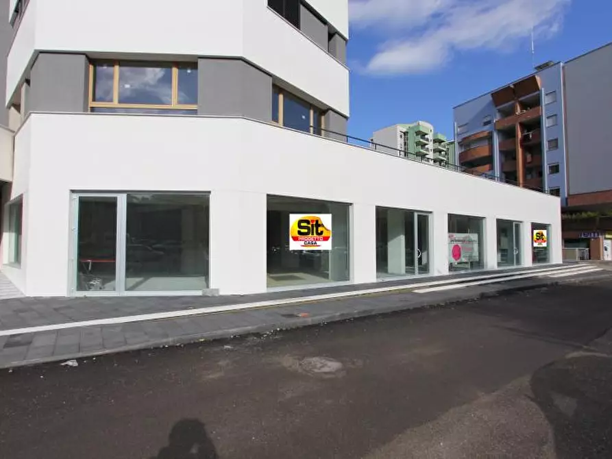 Immagine 6 di Locale commerciale in affitto  in VIA PASQUALE ROSSI a Cosenza